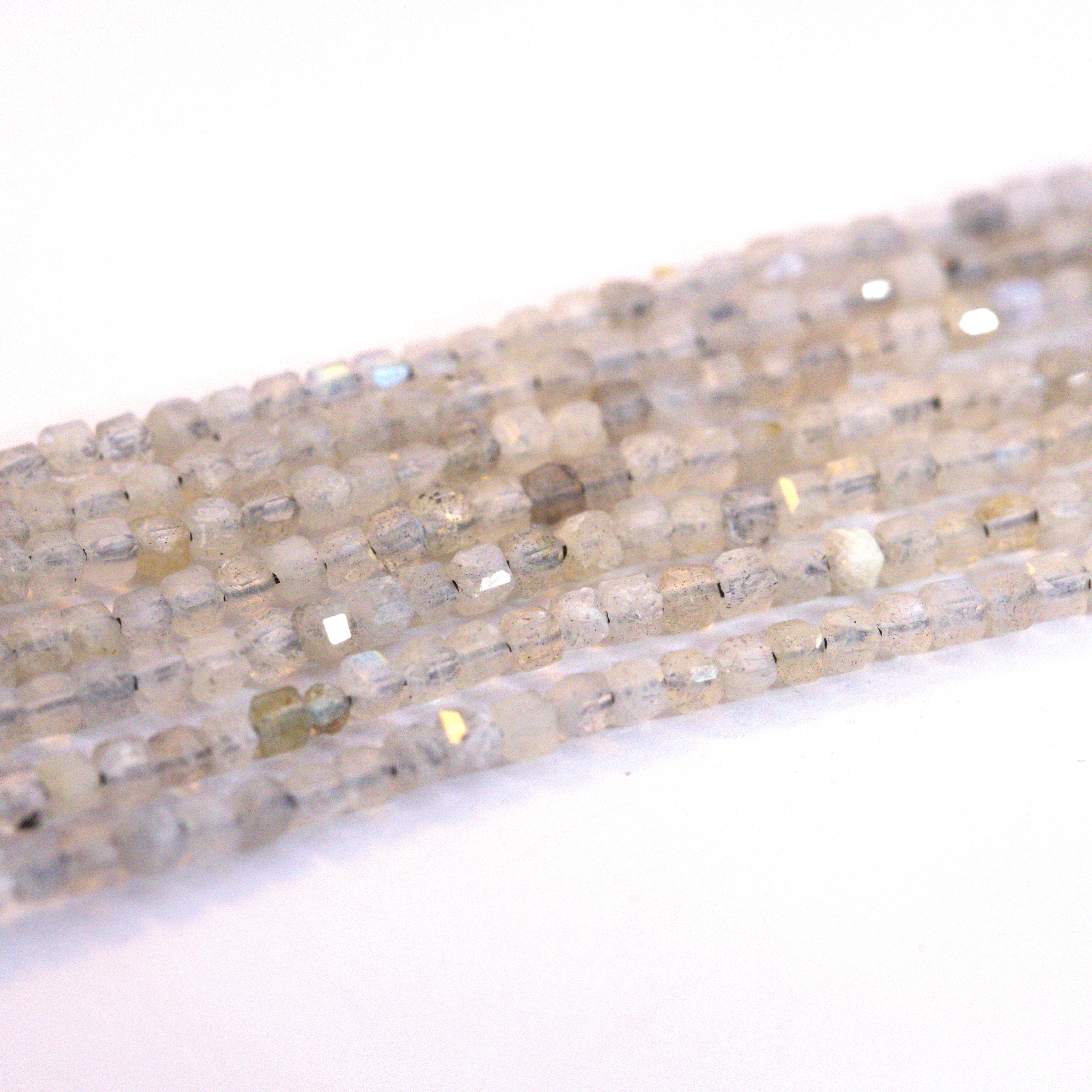 Labradorit Würfel Perlenstrang 2,4 x 2,4 x 2,4 mm (ca. 180 Perlen / ca. 38 cm Länge)