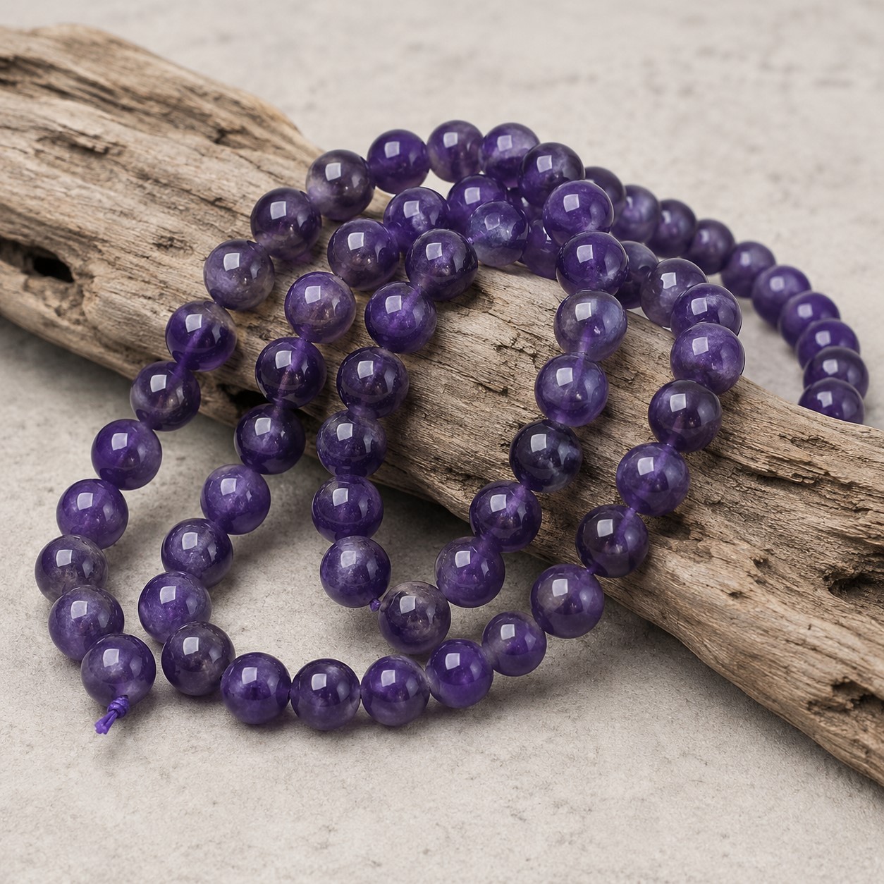 Natürlicher Amethyst Perlenstrang 8 - 8,5 mm rund glatt glänzend (ca. 47 Perlen / ca. 39 cm Länge)