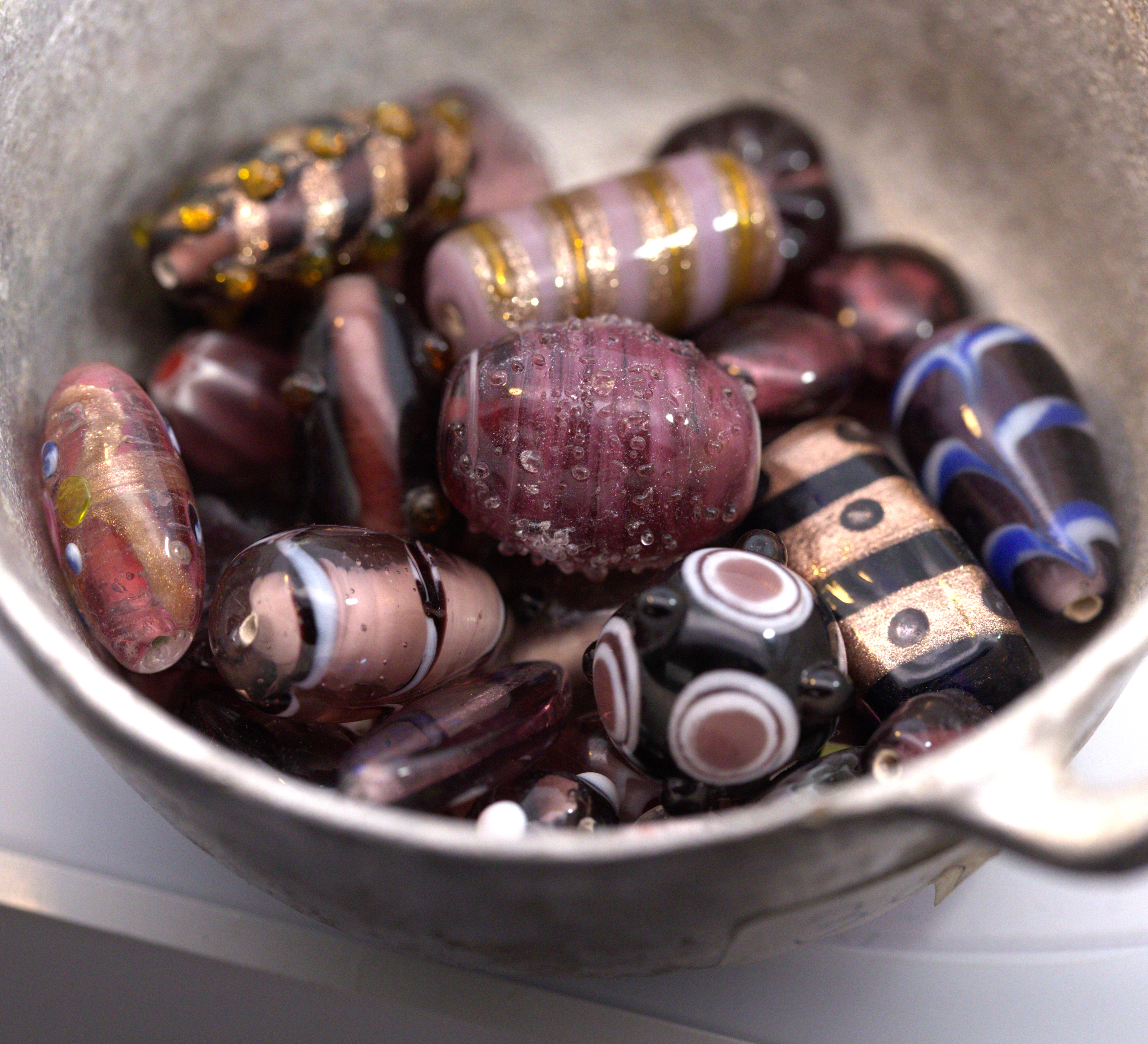 Böhmische Lampwork und Glasperlen 50 Gramm Überraschungsbeutel altrosa mit lila Anteilen