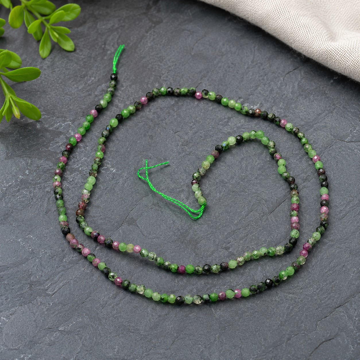 Natürlicher Ruby in Zoisite Perlenstrang 2 - 2,4  mm facettiert (ca. 190 Perlen / ca. 39 cm Länge)