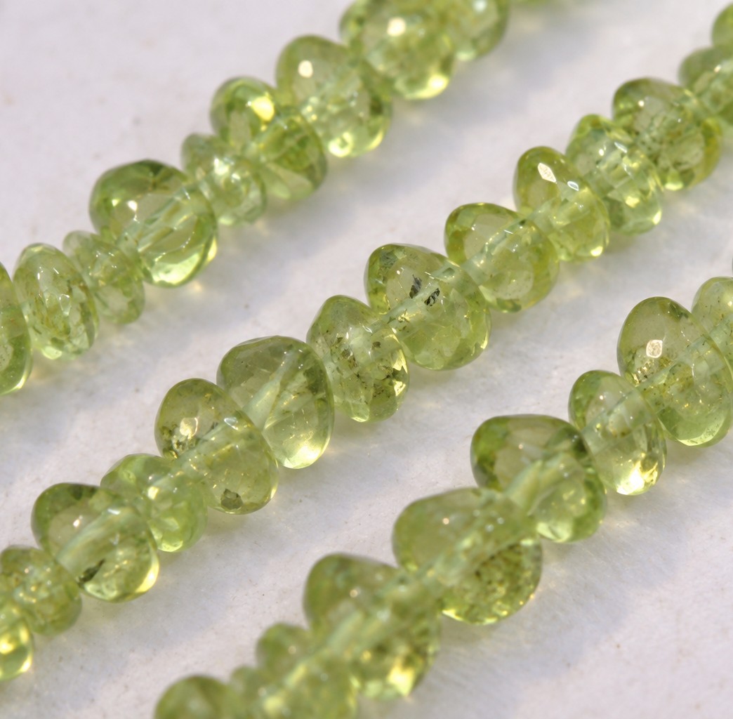 Feiner Peridot Perlenstrang unregelmäßige Rondelle 3 - 3,2 x 2,2 - 2,7 mm (ca. 35 cm Länge)