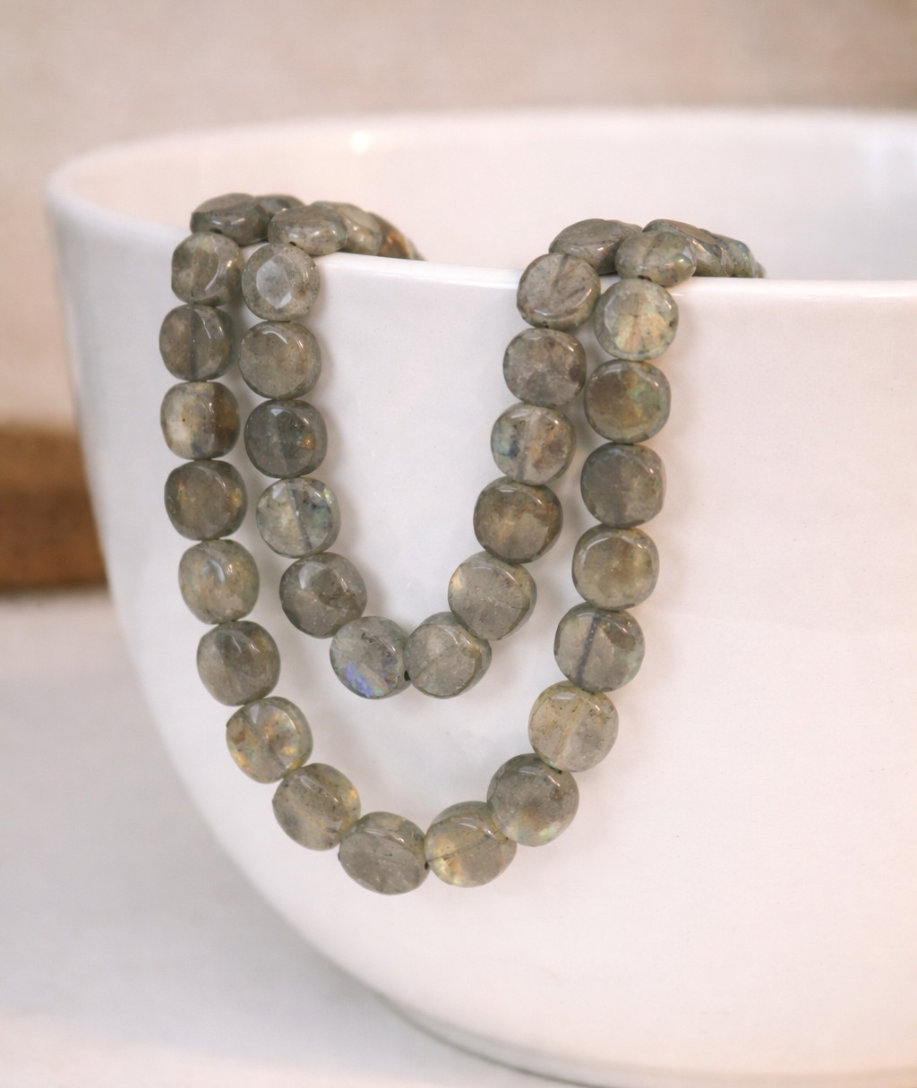 Labradorit Perlenstrang 6 - 6,5 x 3 - 3,5 mm unregelmäßige runde flache Perlen (ca. 33 cm Länge)