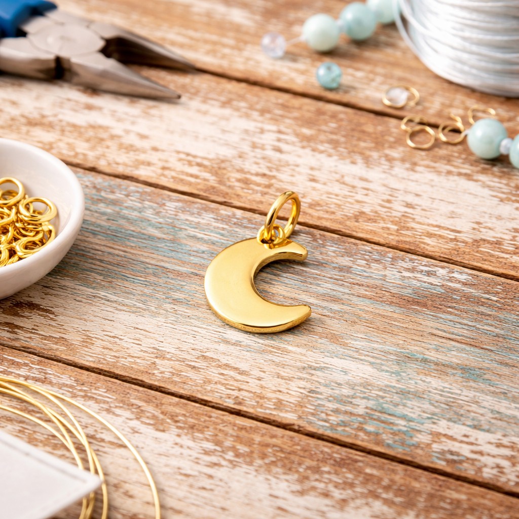 Metall Charm Anhänger Mond 18k vergoldet 9 x 8 x 1 mm