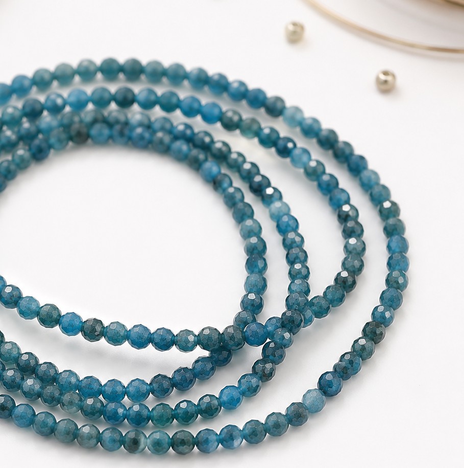 Natürlicher Apatit Perlenstrang facettiert 3,2 - 3,5 mm (ca. 113 Perlen / ca. 39 cm Länge)