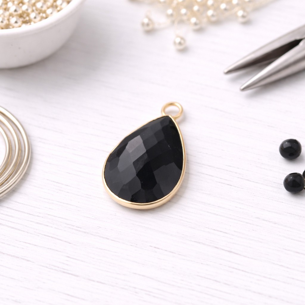 Natürlicher facettierter Obsidian Anhänger mit hell vergoldeter Metalleinfassung 29 x 19 x 7 mm