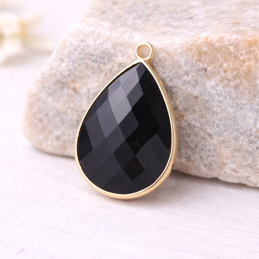 Natürlicher facettierter Obsidian Anhänger mit hell vergoldeter Metalleinfassung 29 x 19 x 7 mm