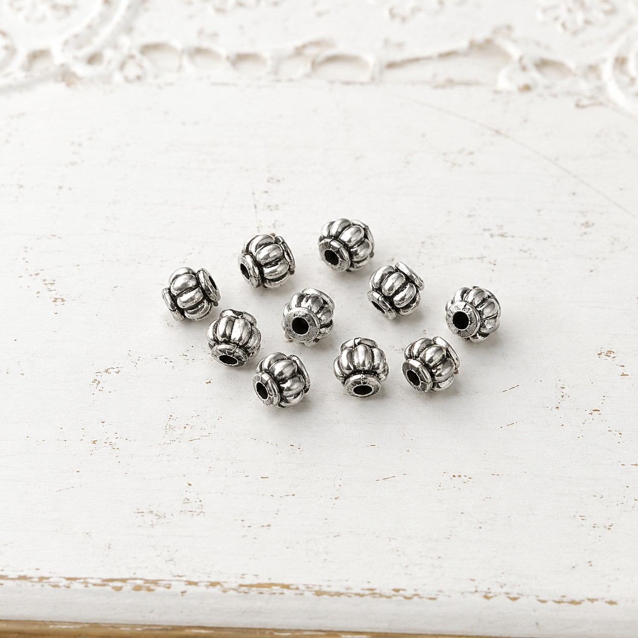 20 tibetische Metallperlen Laterne antik silberfarben 4 x 4 mm