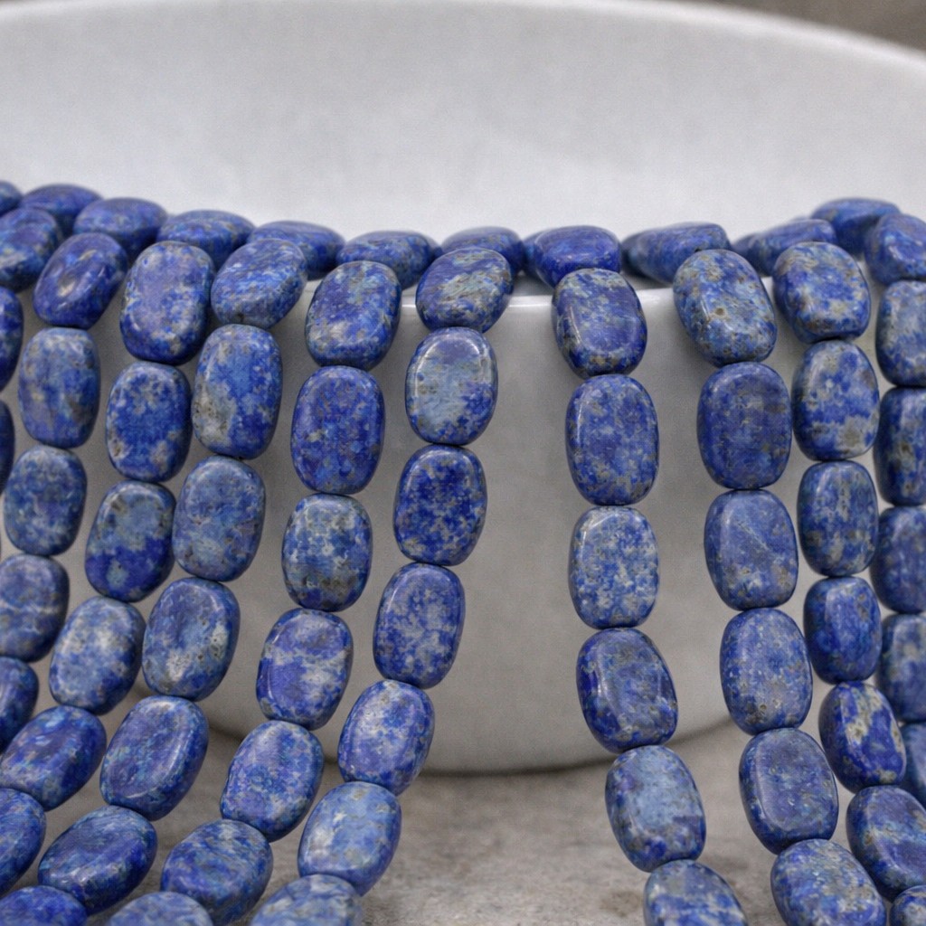 Sodalit Perlenstrang flache ovale Perlen 8 - 12 x 6 - 7 x 3 - 4 mm (ca. 35 cm Länge)