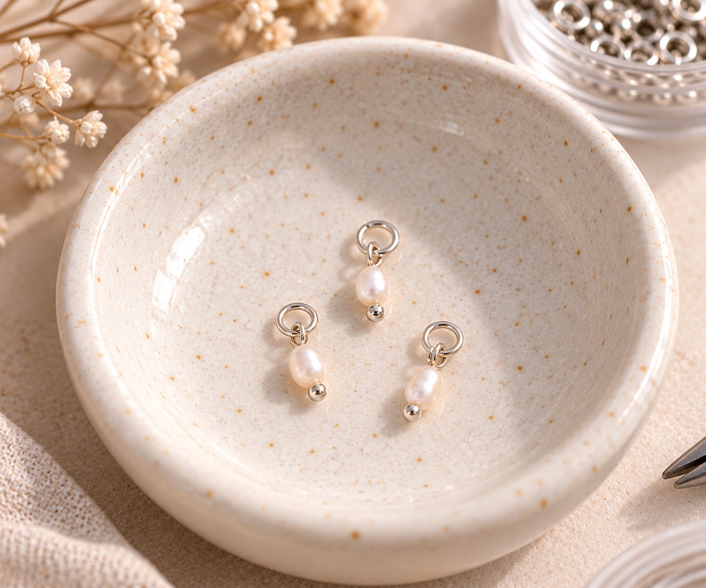 3 kleine Süßwasser-Zuchtperlen Charm Anhänger 9-10 x 4 mm mit Edelstahl Biegering