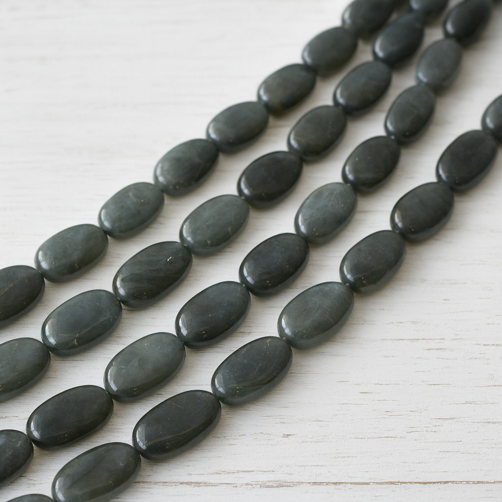 Iolit Perlenstrang 12 - 13 x 7 - 8 x 4 mm unregelmäßige Perlen (ca. 33 cm Länge)