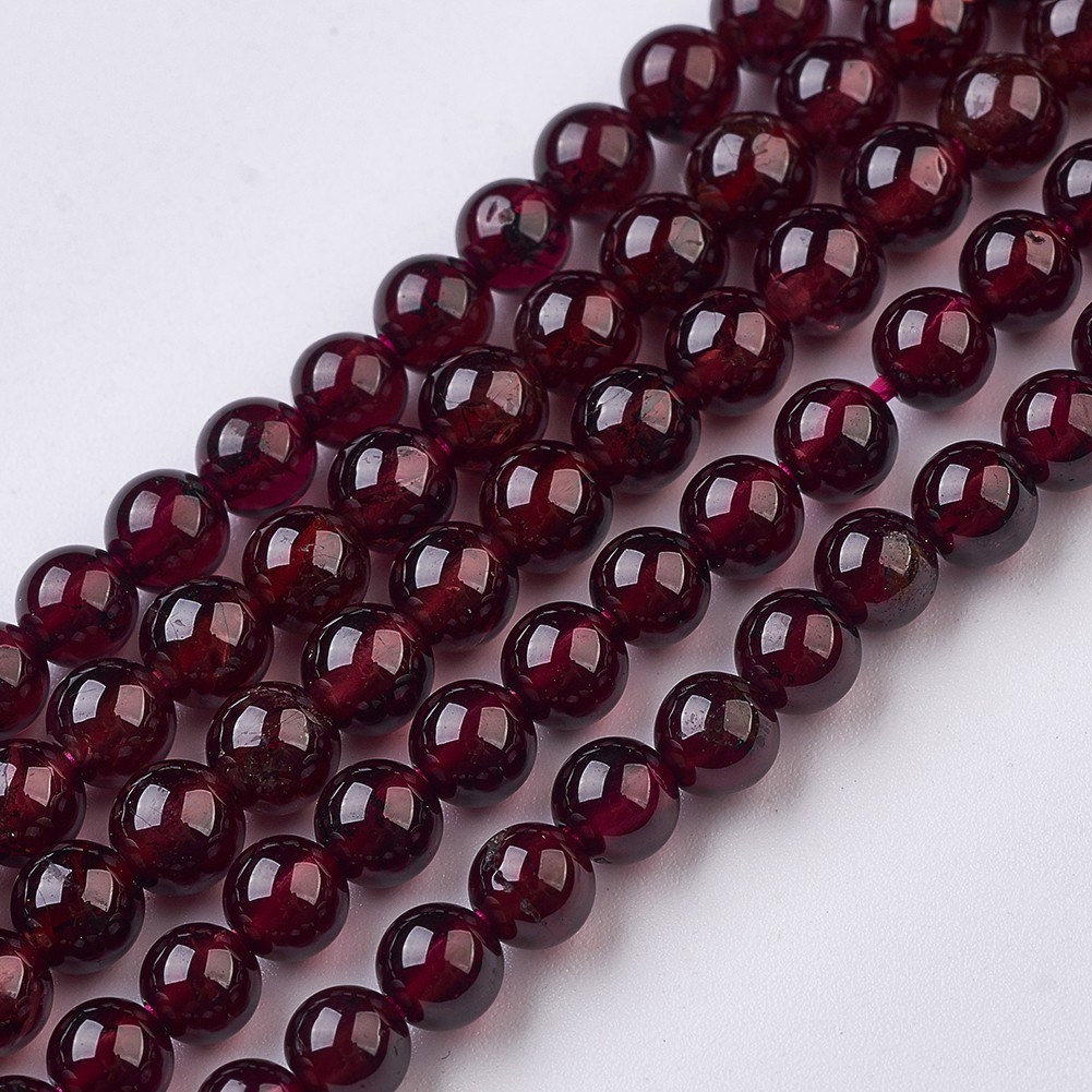Natürlicher Granat Perlenstrang 4 - 4,5 mm rund glatt glänzend (ca. 98 Perlen / ca. 39,5 cm Länge)