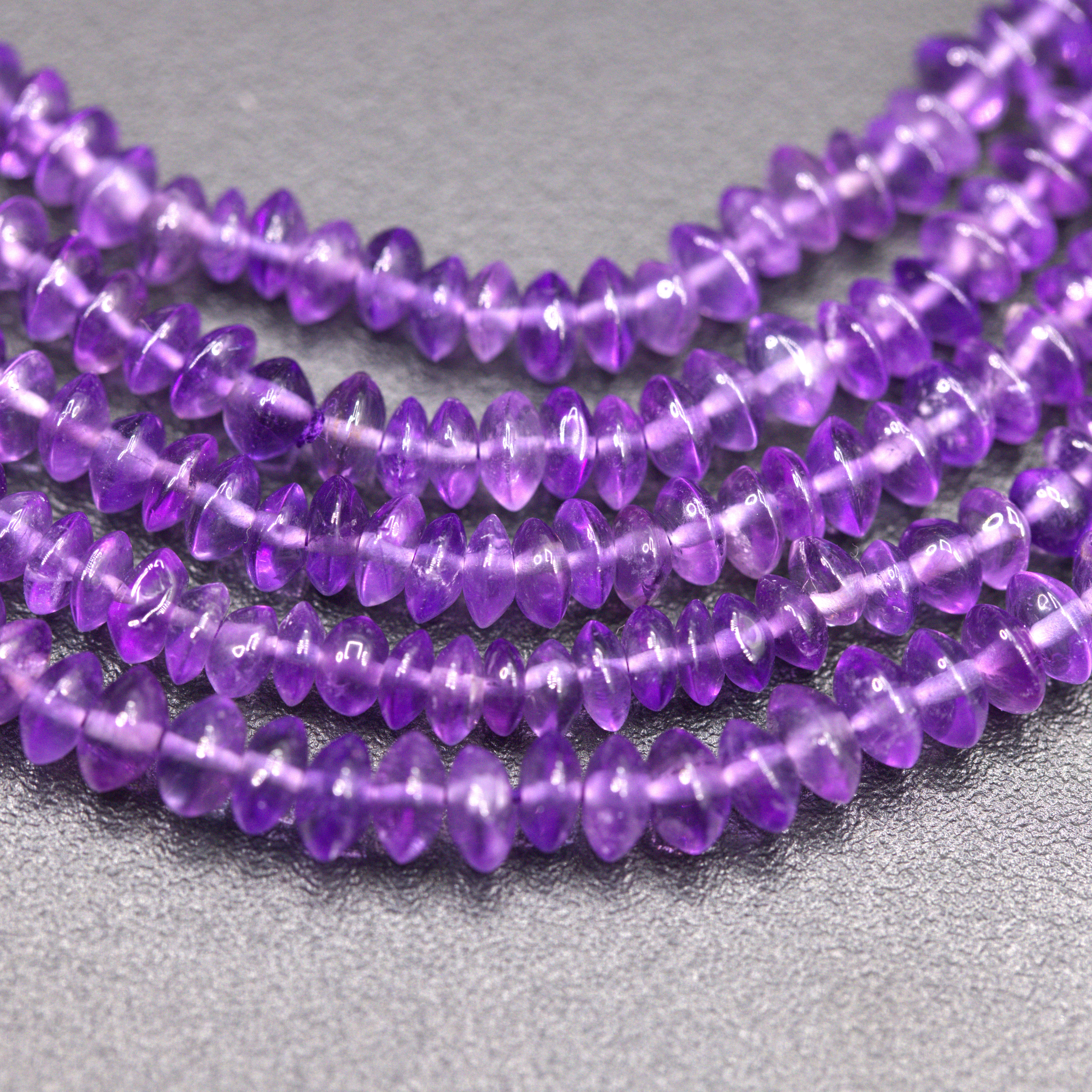 Amethyst Perlenstrang 5,4 - 5,5 x 2,5 - 2,6 mm unregelmäßige Rondelle (ca. 34 cm Länge)