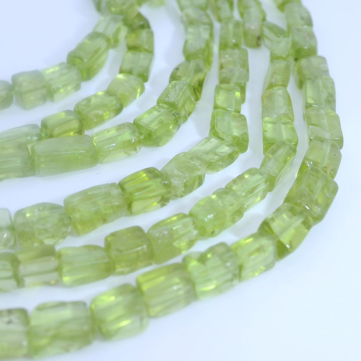 Peridot Perlenstrang 6-9 x 3-5 mm unregelmäßige Rechtecke (ca. 35 cm Länge)