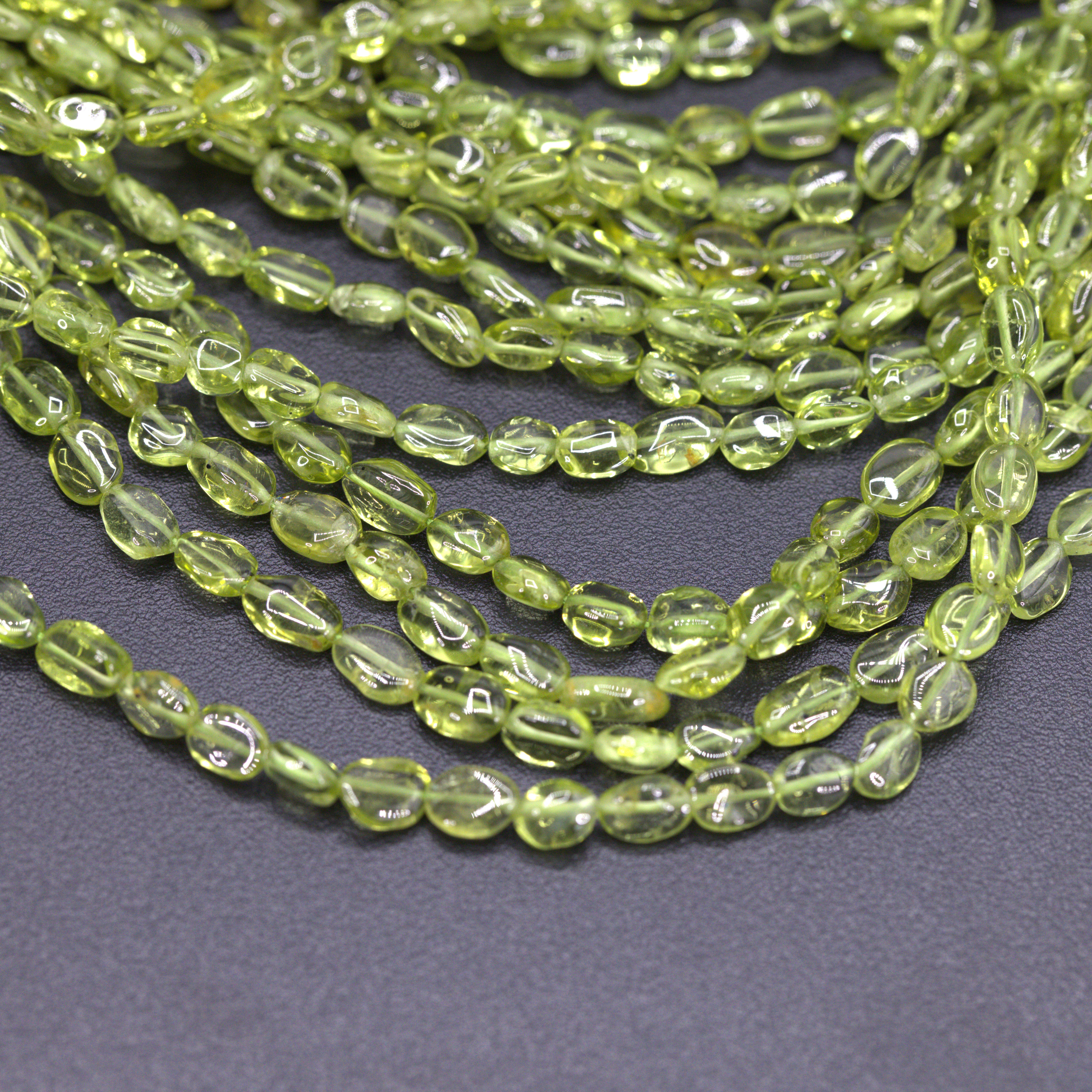 Peridot Perlenstrang 6 x 3 x 2,5 mm unregelmäßige ovale Nuggets (ca. 35 cm Länge)