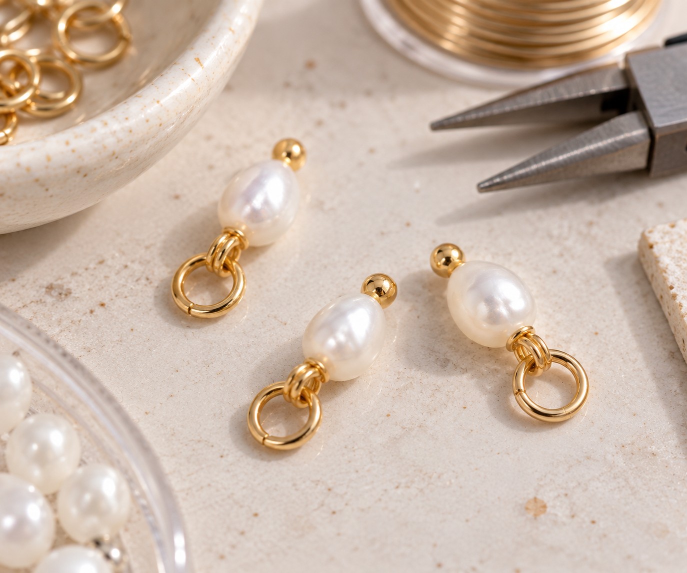 3 kleine Süßwasser-Zuchtperlen Charm Anhänger 9-10 x 4 mm mit Edelstahl Biegering