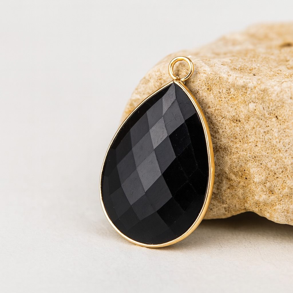 Natürlicher facettierter Obsidian Anhänger mit hell vergoldeter Metalleinfassung 29 x 19 x 7 mm