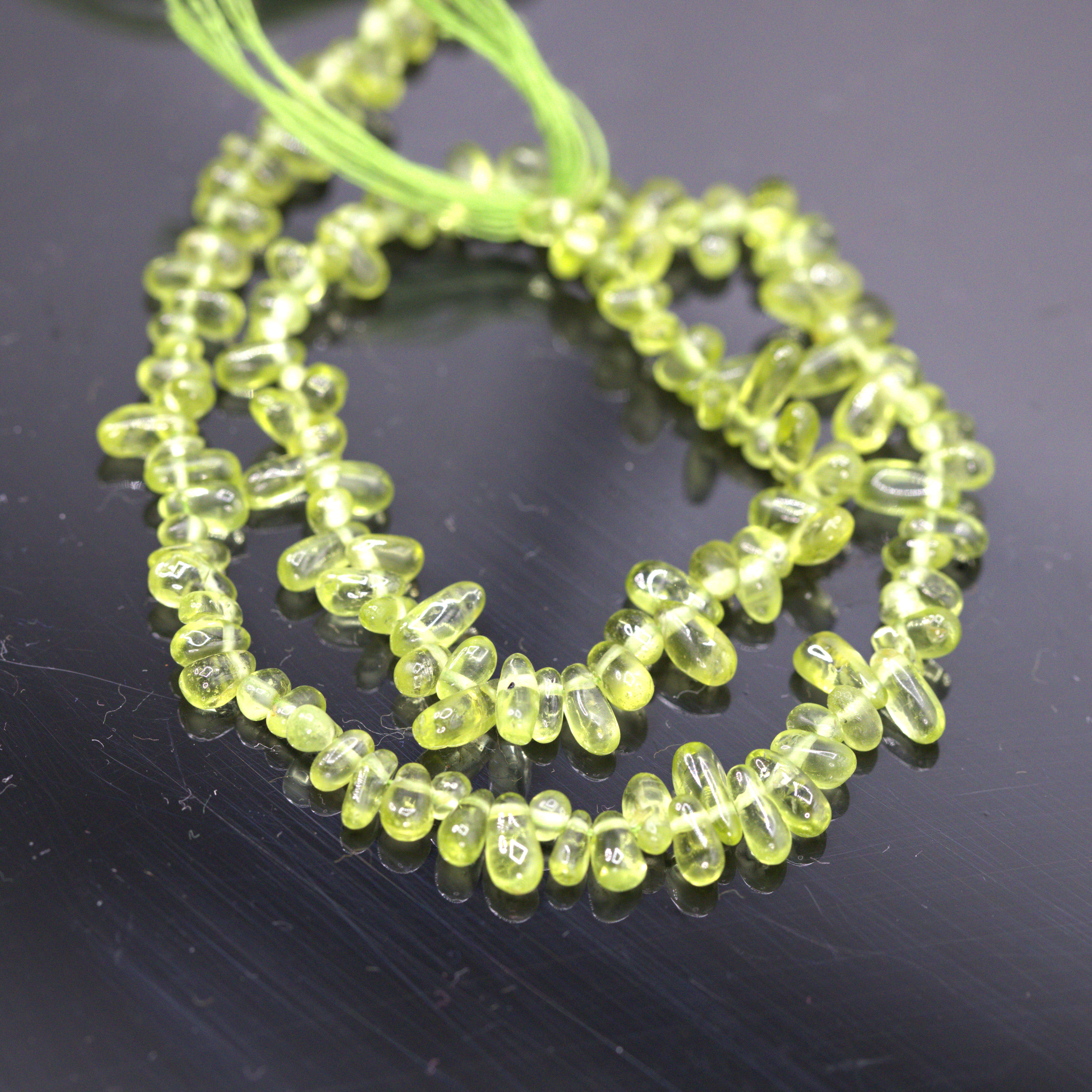 Peridot Perlenstrang unregelmäßige Nuggets ca. 4 - 6 x 3 - 4 mm (ca. 32 cm Länge)
