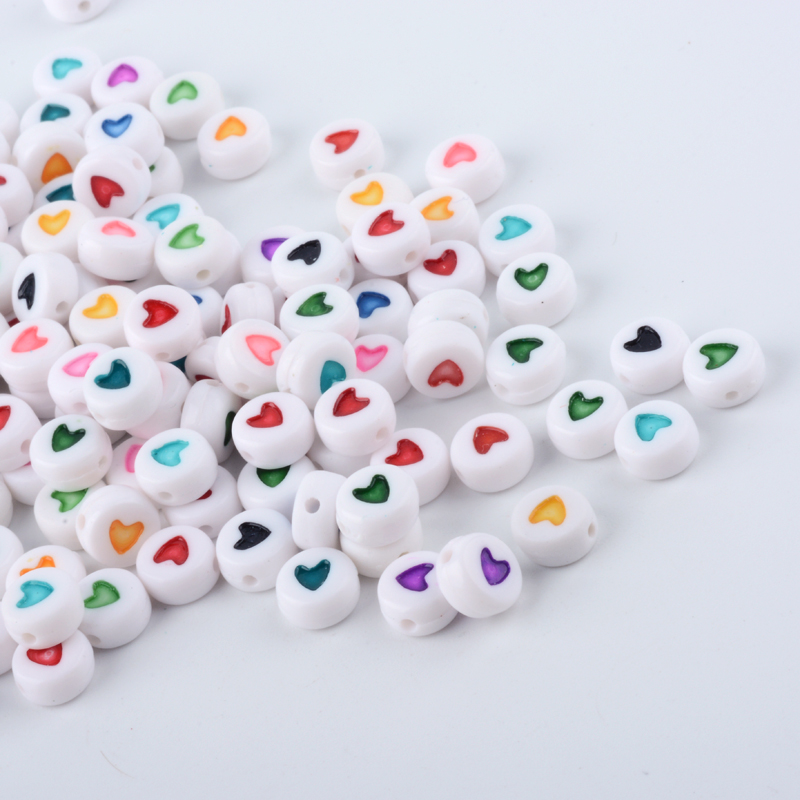 acrylperlen-mit-herz 50 runde Acrylperlen weiß mit Herz bunt 7 x 7 x 3,5 mm
