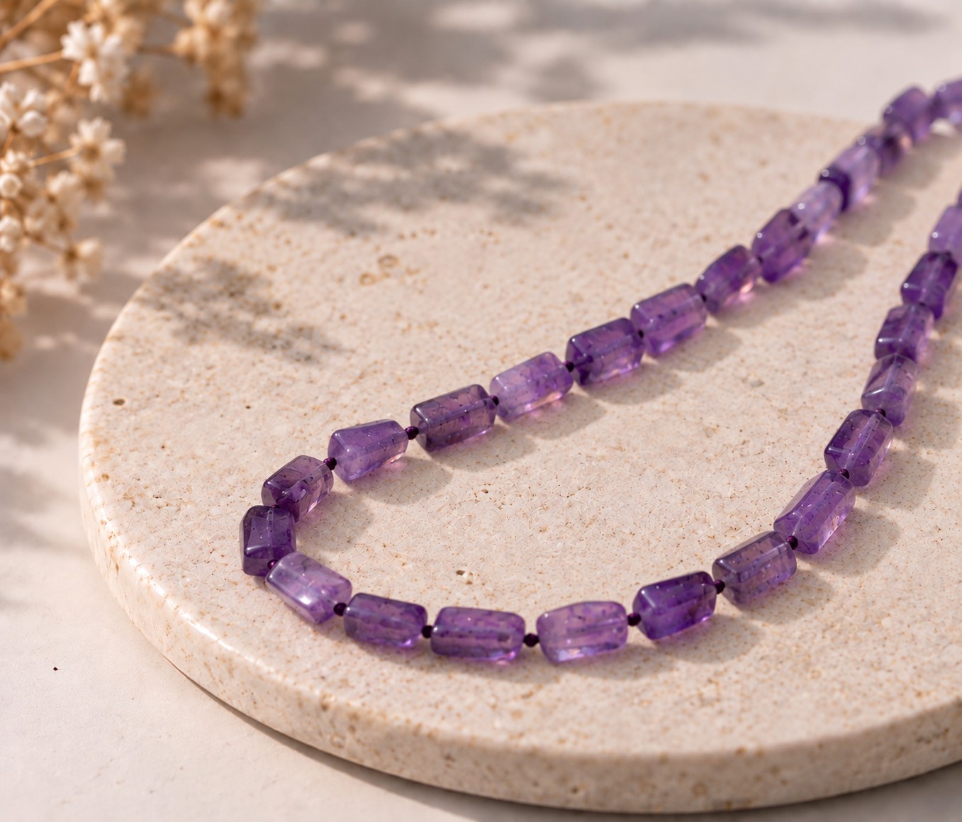 Amethyst Perlenstrang 5,4 - 6,4 x 4 - 4,5 x 2,5 - 3,5 unregelmäßige Rechtecke (ca. 33 cm Länge)