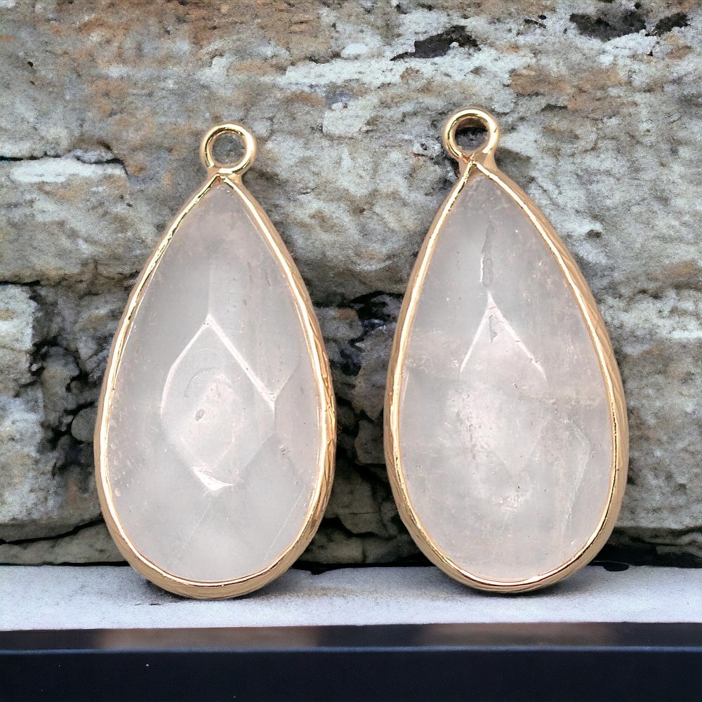 Weißer Naturquarz Anhänger mit goldfarbener Metalleinfassung 33 x 16 x 6 mm