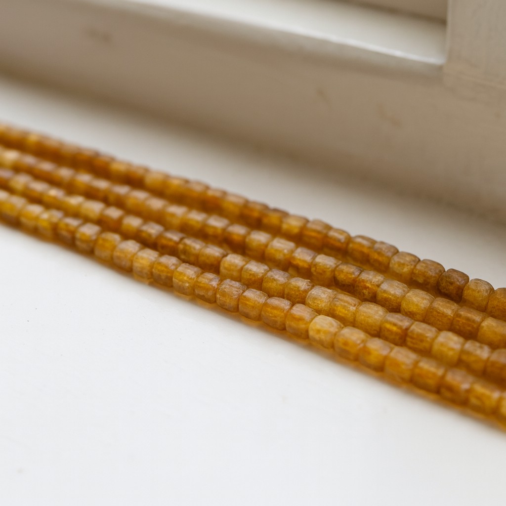 Granat Perlenstrang 2,5 x 2,5 x 2,5 mm Würfel (ca. 150 Perlen / ca. 38 cm Länge)