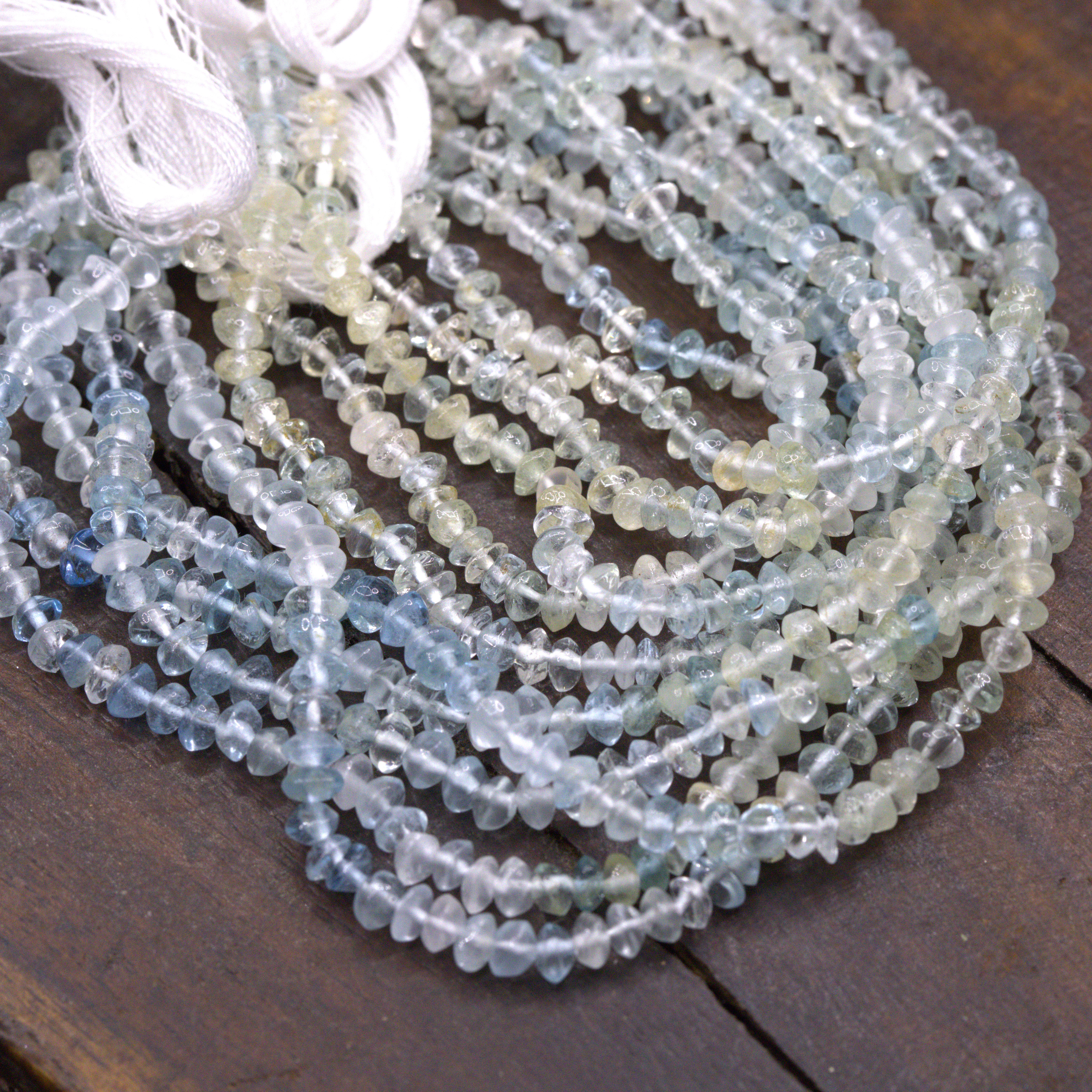 SI1098-4 Aquamarin Perlenstrang unregelmäßige Rondelle Farbverlauf 3-4 x 2 mm (ca. 34 cm Länge)
