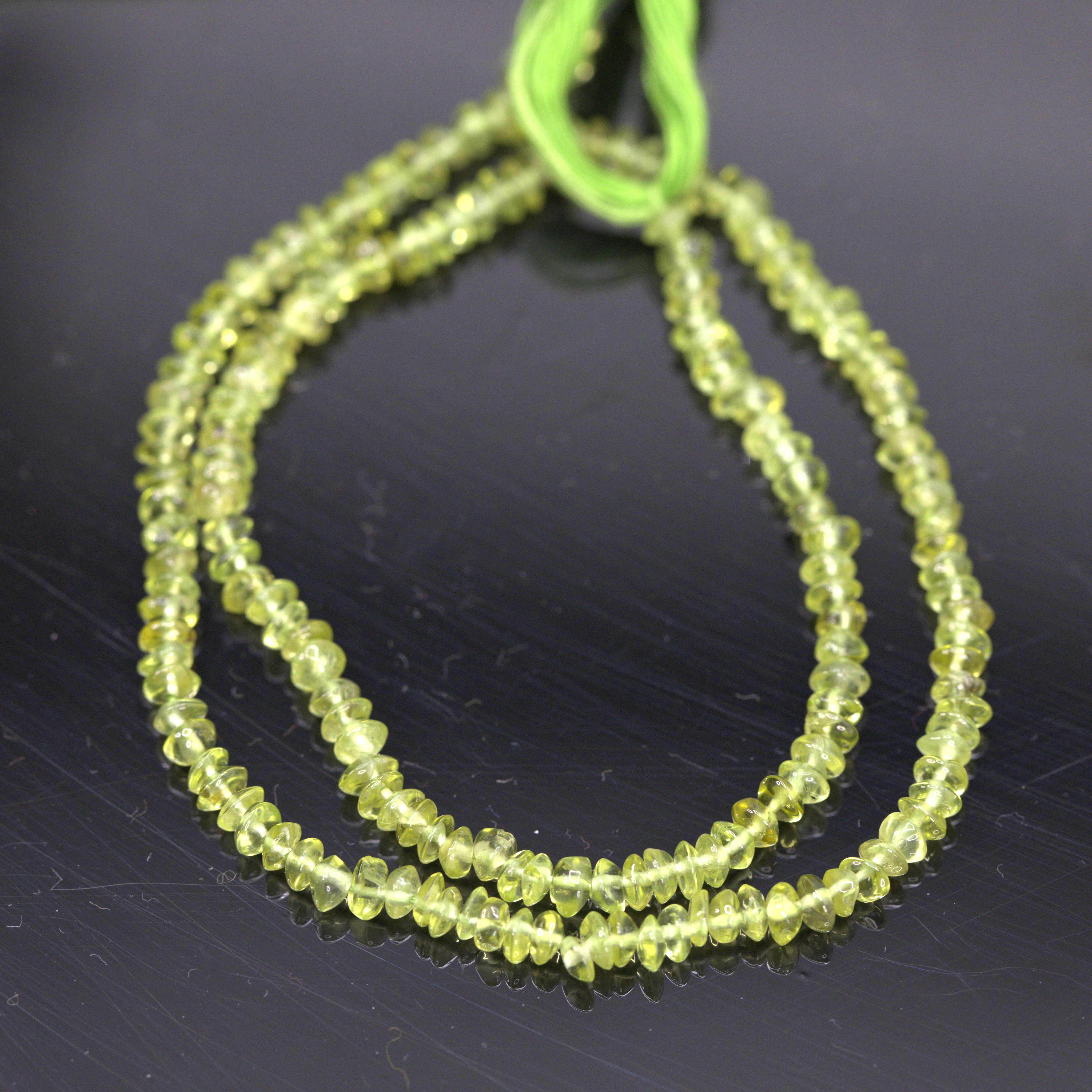 Peridot Perlenstrang 3,7 - 3,8 x 2,2 - 2,4 mm unregelmäßige Rondelle (ca. 35 cm Länge)