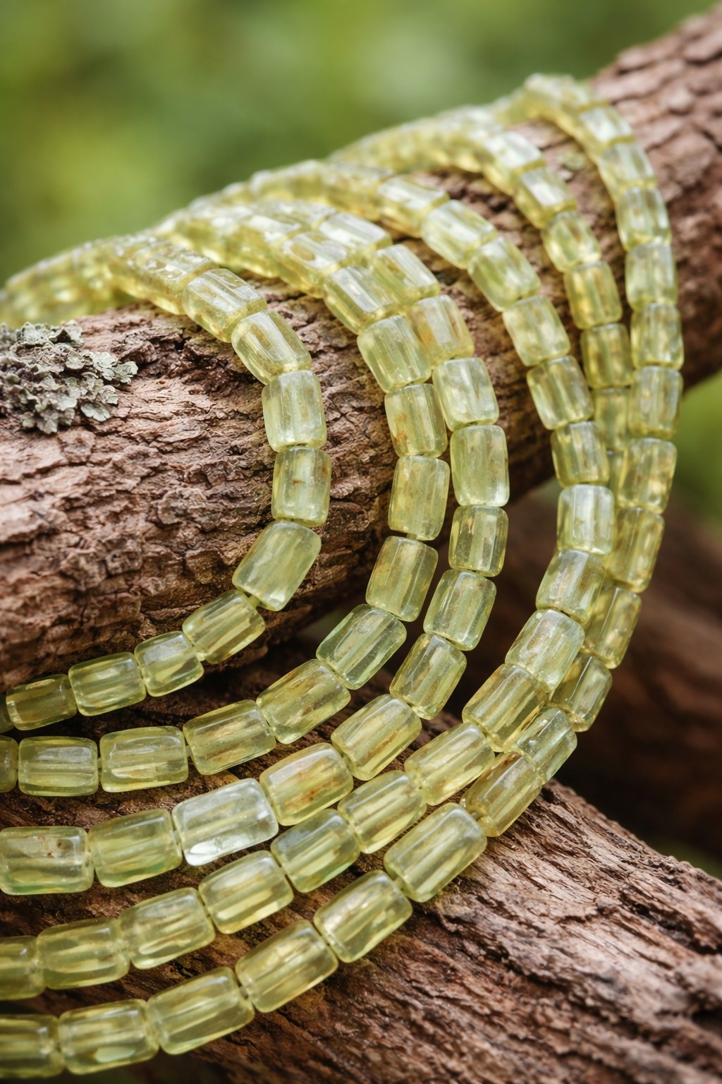 Peridot Perlenstrang 6-9 x 3-5 mm unregelmäßige Rechtecke (ca. 35 cm Länge)