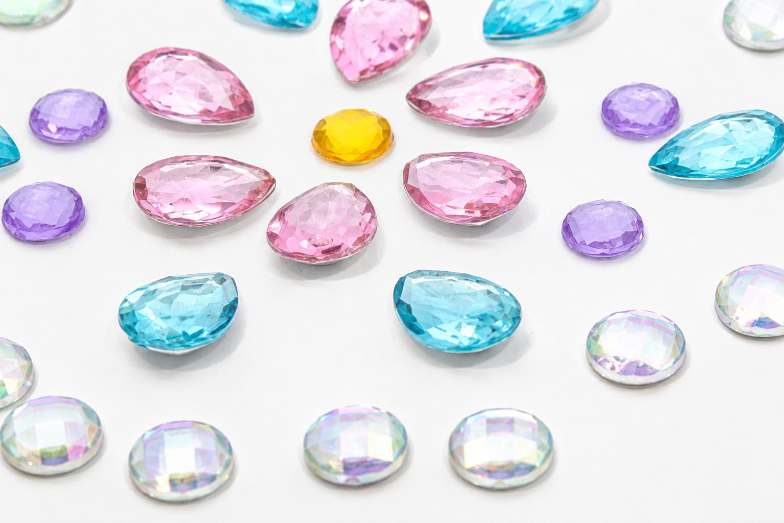 Cabochon Set mit 37 facettierten Acryl Cabochons - funkelnde Schmucksteine zum Gestalten von Windlichtern & DIY Deko