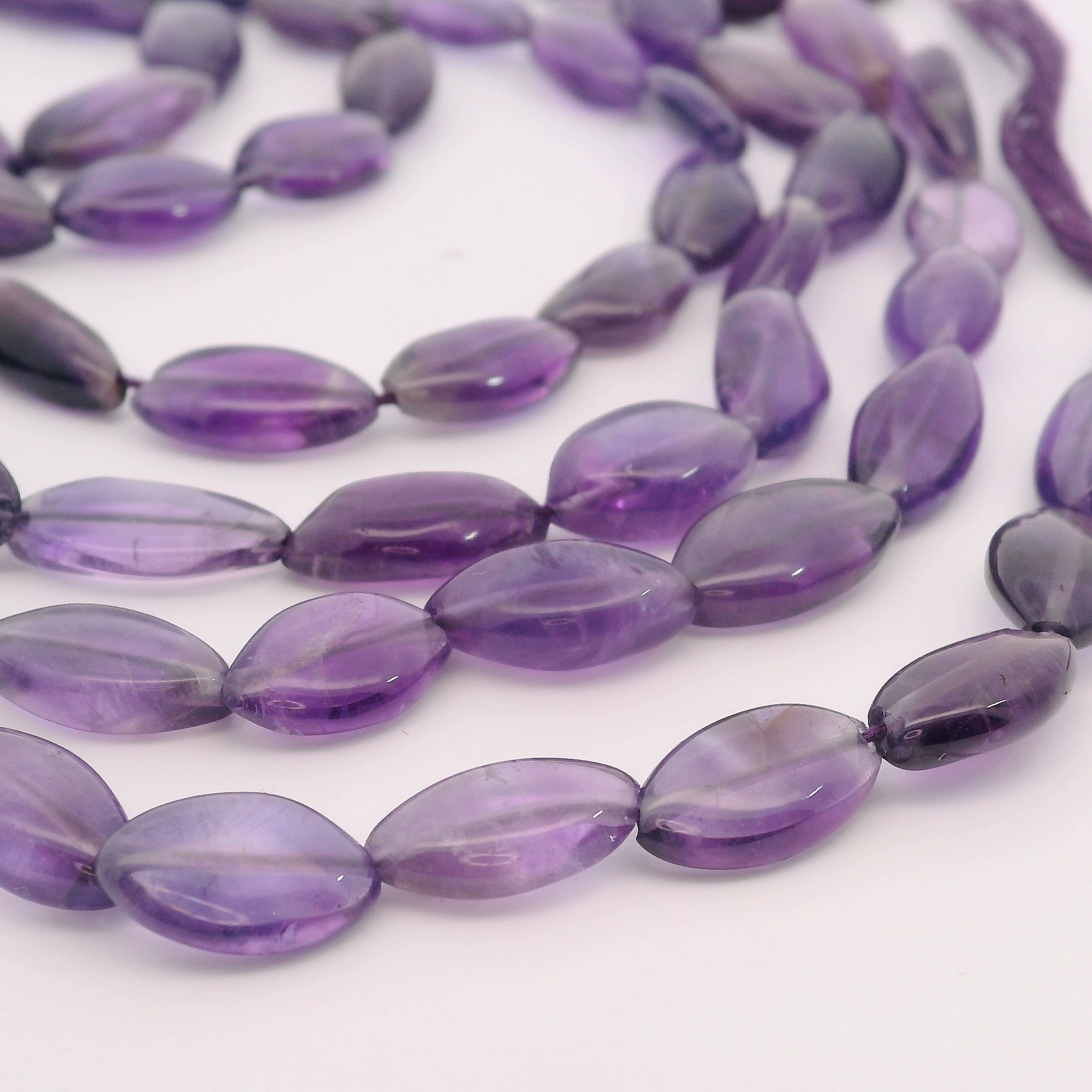 Amethyst Perlenstrang 11-12 x 7 - 7,5 x 3,5 - 3,7 mm längliche ovale Perlen (ca. 33 cm Länge) Amethyst Perlenstrang 11-12 x 7 - 7,5 x 3,5 - 3,7 mm längliche ovale Perlen (ca. 33 cm Länge)