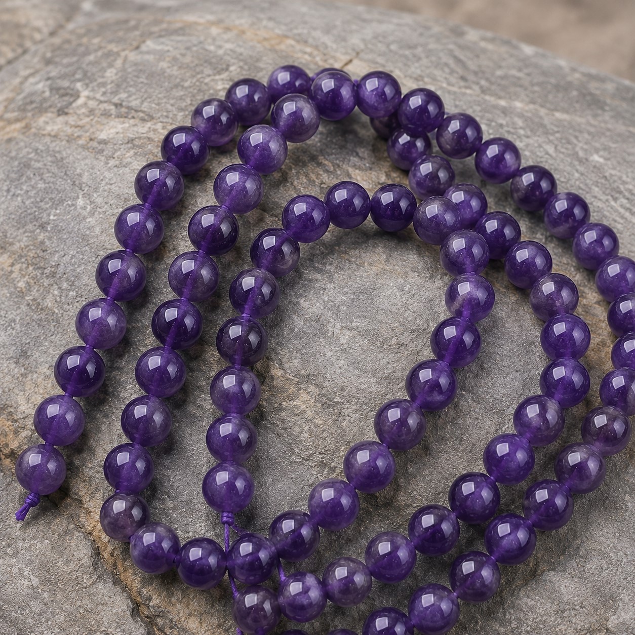 Natürlicher Amethyst Perlenstrang 8 - 8,5 mm rund glatt glänzend (ca. 47 Perlen / ca. 39 cm Länge)