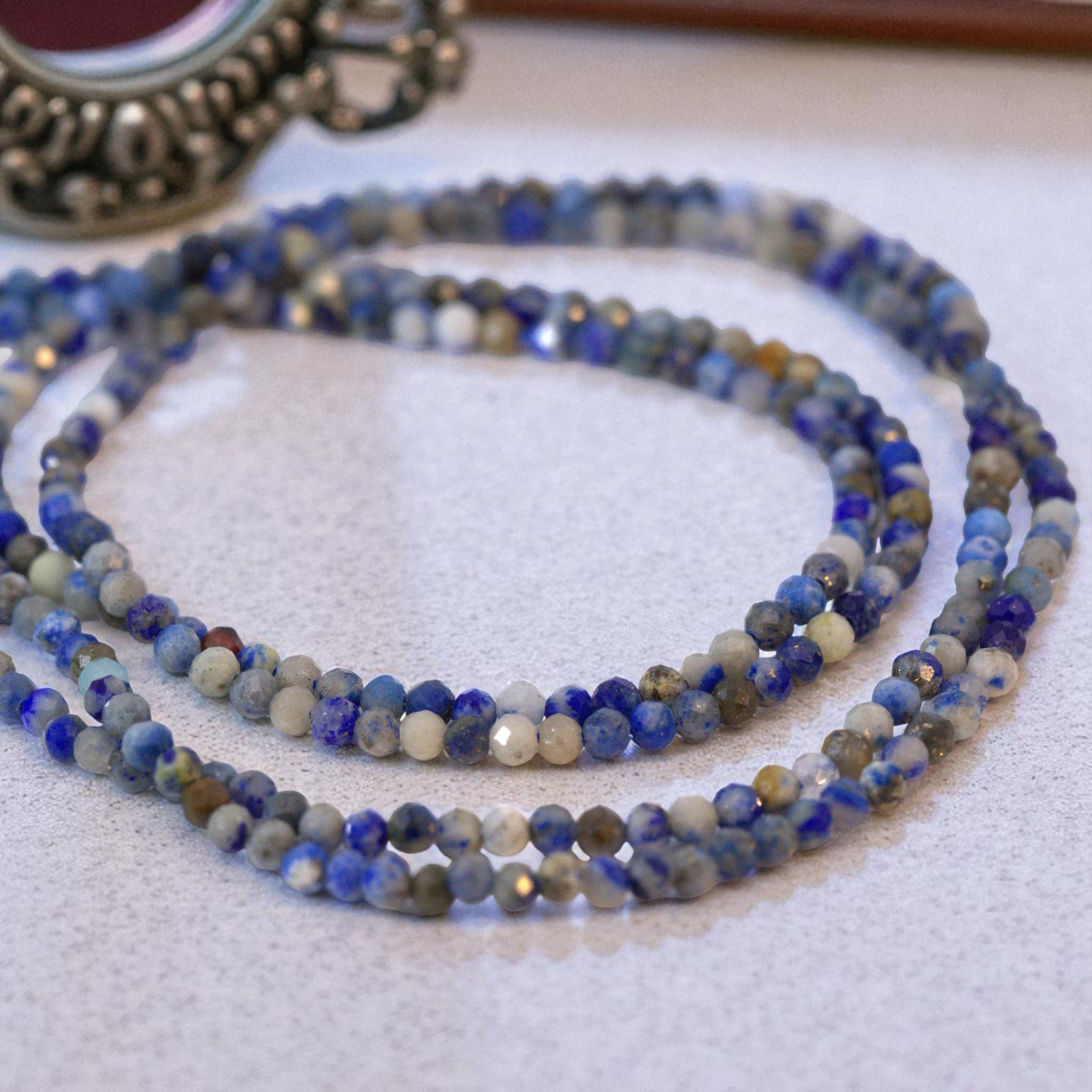 Lapislazuli Perlenstrang 2,2 mm facettiert (ca. 180 Perlen / ca. 38 cm Länge) Lapislazuli Perlenstrang 2,2 mm facettiert (ca. 180 Perlen / ca. 38 cm Länge)